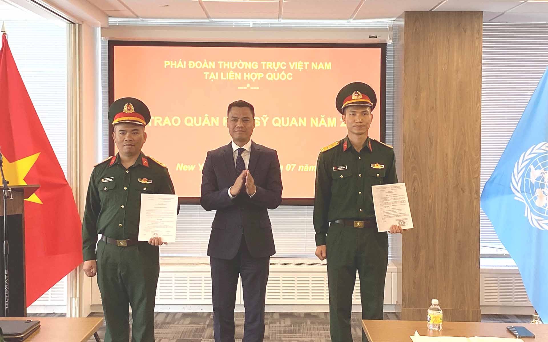 Đại sứ Đặng Hoàng Giang trao quân hàm cho các sỹ quan Quân đội Nhân dân Việt Nam đang phục vụ tại trụ sở LHQ